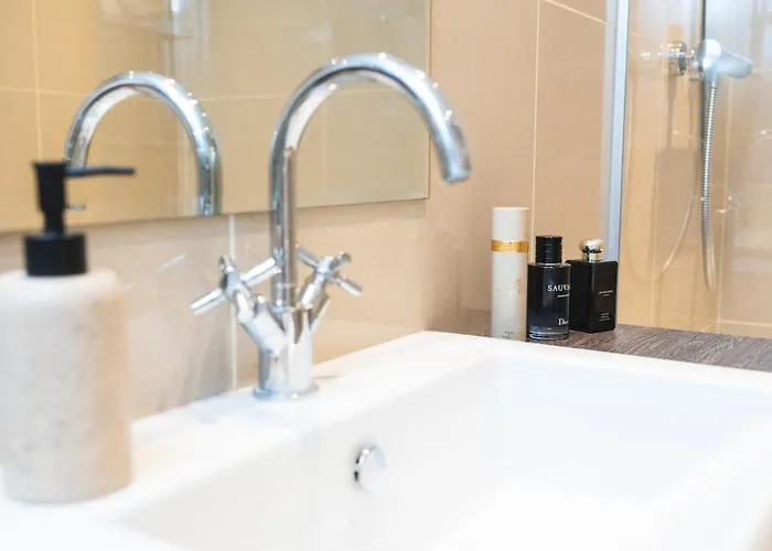 Tranquil Sneyd Park Escape With Garden Views By Mycityhaven *