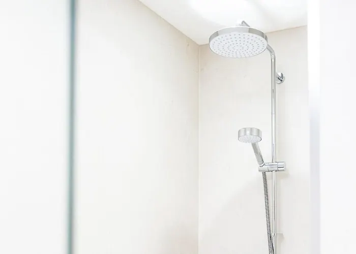 Tranquil Sneyd Park Escape With Garden Views By Mycityhaven *