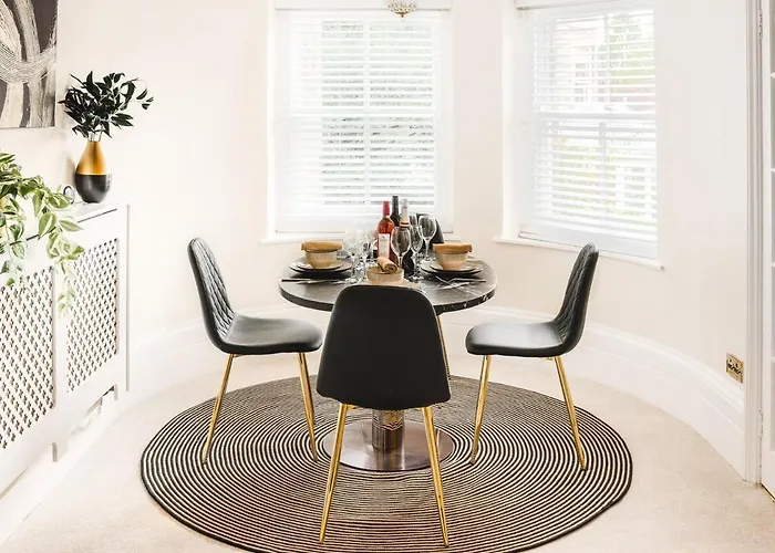 Tranquil Sneyd Park Escape With Garden Views By Mycityhaven